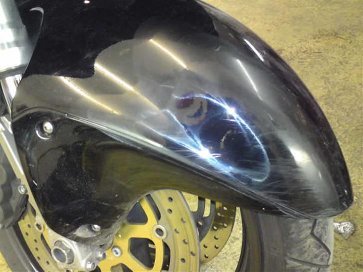 Suzuki Hayabusa Gsx1300R - LIdt skrammer fra et mindre uheld billede 13