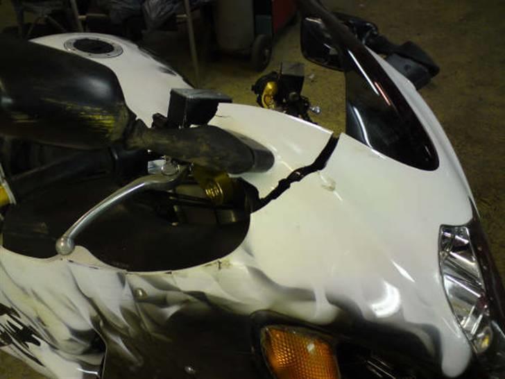 Suzuki Hayabusa Gsx1300R - Ja selv vangen foran ved kåbeglasset var bøjet efter uheldet billede 17