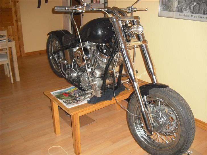 Harley Davidson FL Hydra Glide - Tank, sæde og bagskærm bare lige lagt på for at kunne tage et billed billede 6