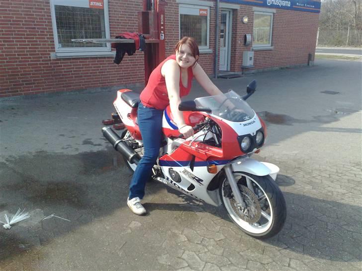 Honda CBR 400 RR NC 29 ***solgt*** - Konen er helt vild med at sidde på den :P billede 8