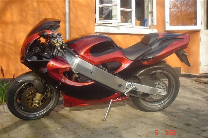 Bimota SB6 - Ny lak, Meget pæn synes jeg. blasfemisk siger andre.
Og i hvert fald pænere efter en gang Skotsk asfalt billede 4