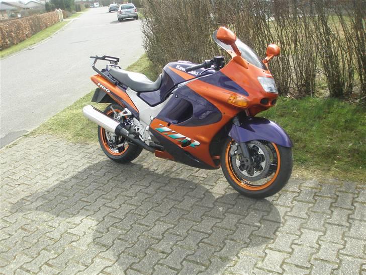 Kawasaki zzr1100 model 93´ - så er den samlet, synes sgu de fælge holder. billede 15