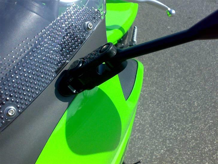 Kawasaki ER-6F - Så er der kommet forlængerstykker på sidespejlene. De originale spejle krævede, at man trak albuerne ind til kroppen, når man skulle kigge i spejlene!! billede 11