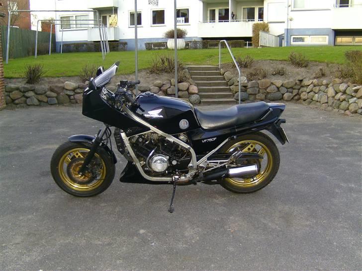 Honda VF 750 f SOLGT billede 2