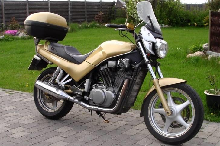 Suzuki vx 800 ( SOLGT ) - Den tro følgesvend og bundsolide stk. isenkram er forfremmet til sommercykel. Forrygende buldrende hjemtur fra arbejde.! sådan var det også igår og i forgårs.. og i.... (osv.. osv.. ;-)) billede 1
