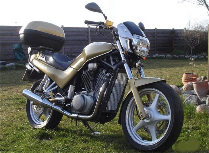 Suzuki vx 800 ( SOLGT ) - Og når "det smukke siv" skal med, må vi jo ha´ en "tupperware" med til kaffe & sandwich.. ;-)) billede 5