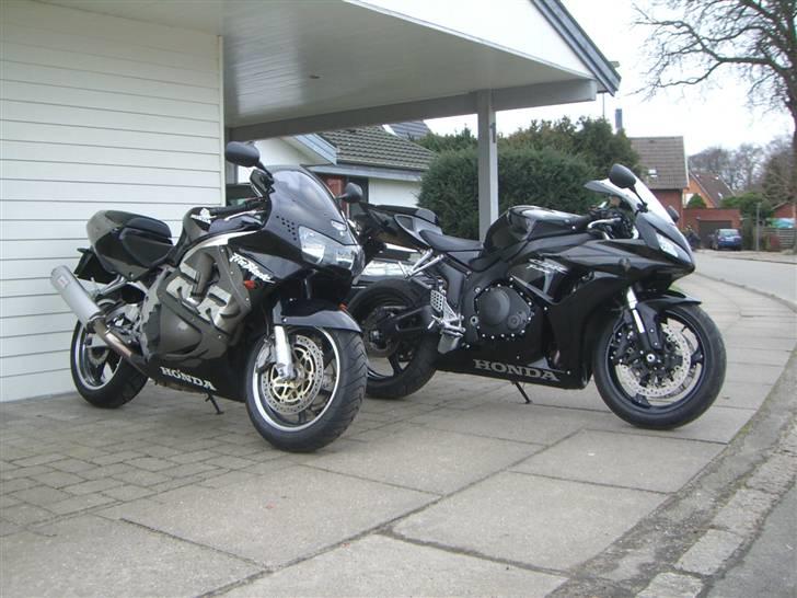 Honda CBR1000RR - solgt - Hjemme - lidt i skyggen med alligevel foran min ælskede CBR900RR billede 2