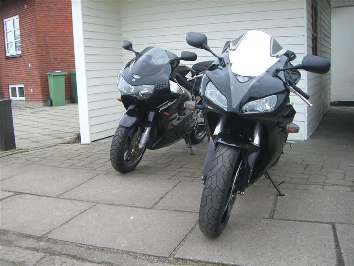 Honda CBR1000RR - solgt - 1000´eren stikker naturligvis snuden frem :) billede 4
