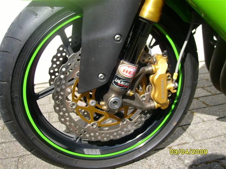 Kawasaki ZX10R - Total ny overhalet forbremser nu tager den for sygt fat. Stål slanger skulle der også til. billede 18