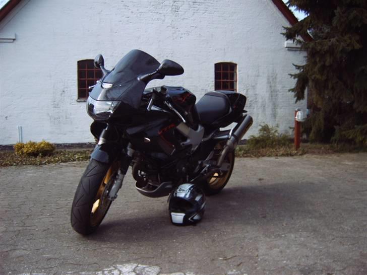 Honda vtr - ved godt billederne er lidt mørke. skal se om jeg kan få taget nogle nye snart billede 2