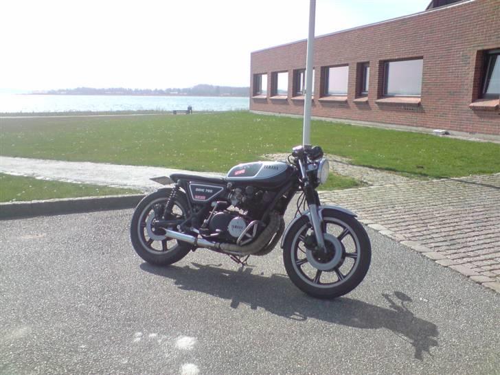 Yamaha XS750 Cafe #SOLGT# :-( - med det midlertidig sæde, cyklen er ikke helt færdig, men det bliver man vidst aldrig ;O) billede 2