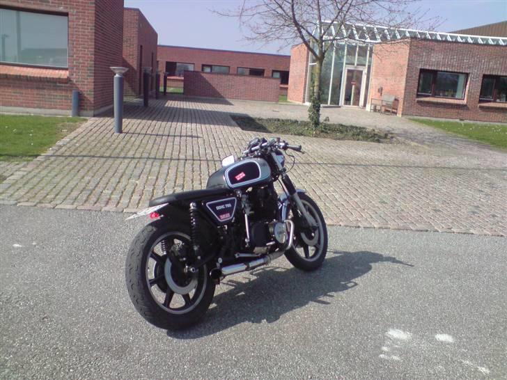 Yamaha XS750 Cafe #SOLGT# :-( - med det midlertidig sæde, cyklen er ikke helt færdig, men det bliver man vidst aldrig ;O) billede 3