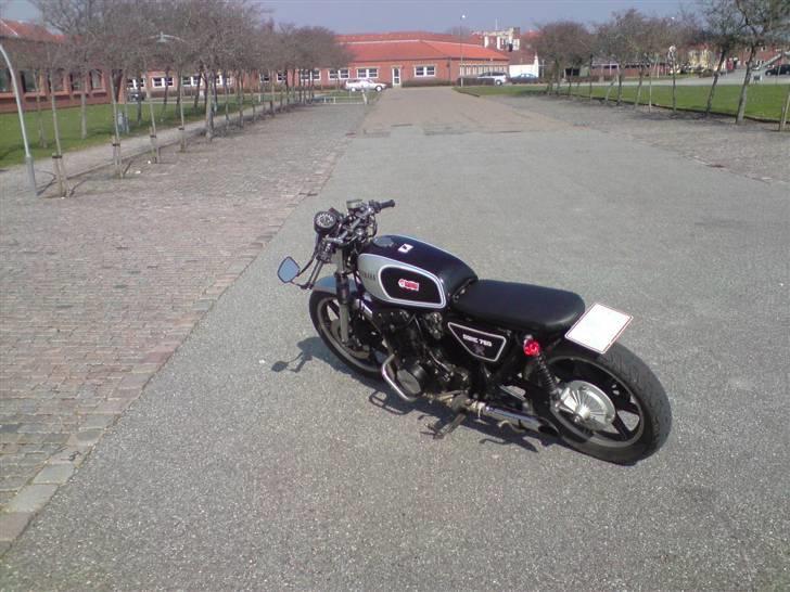 Yamaha XS750 Cafe #SOLGT# :-( - med det midlertidig sæde, cyklen er ikke helt færdig, men det bliver man vidst aldrig ;O) billede 4