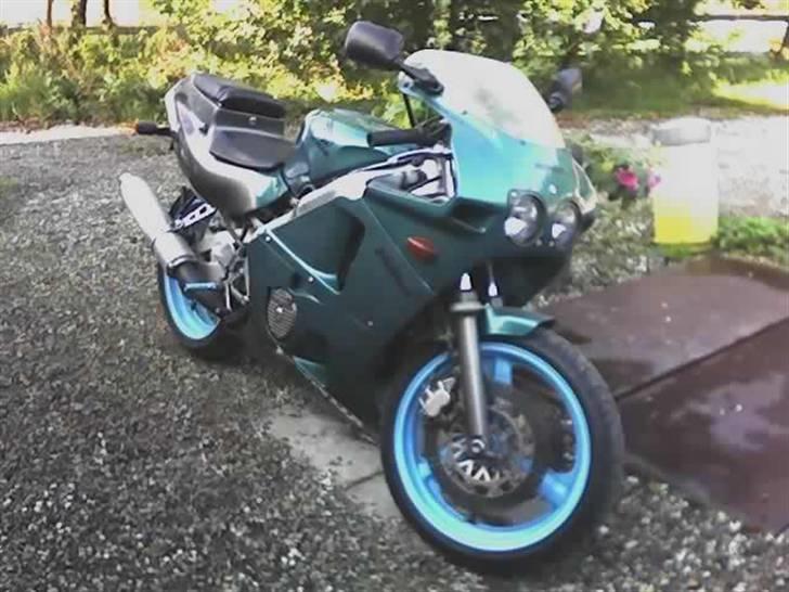 Honda CBR 400 RR billede 2