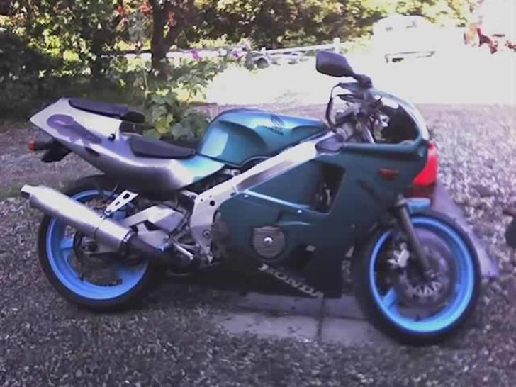 Honda CBR 400 RR billede 3
