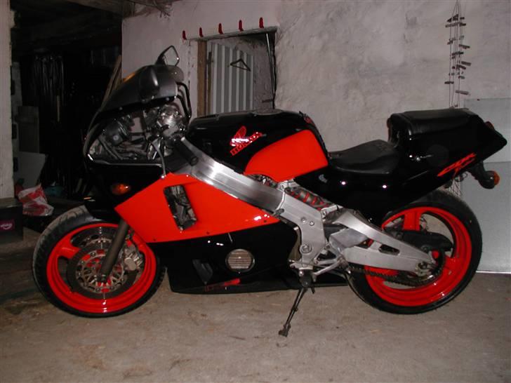 Honda CBR 400 RR billede 9