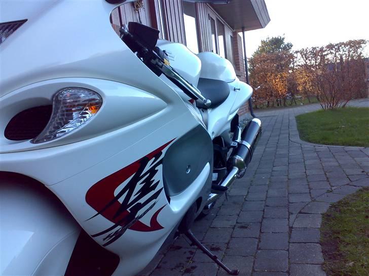 Suzuki GSX 1300R K8 Hayabusa  - et af de få billeder man kan få i denne vinkel   ´stand still´ billede 10