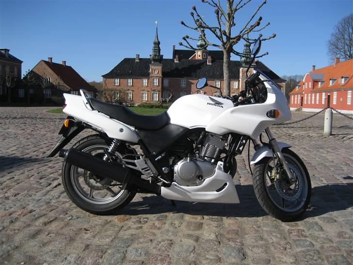 Honda CB 500S - Har lige vasket mortorcyklen og skubbet den ud i gården ;-) billede 3