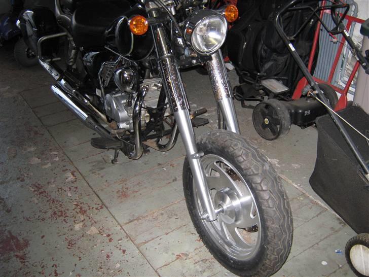 Jinlun jl 150-5 - her er den næsten færdig igen mangler bare at sætte forskærm på igen måske maler jeg også de 2 crom stykker om der sider højere oppe end der jeg lige har malet men vil lige se om det rust kan pusses væk først elles får det også et lag crom maling. billede 18