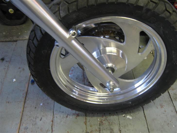Jinlun jl 150-5 - her har jeg prøvet at pusset fælgen i autosol og det virker ski.. godt de bliver som nye men det tager også en time at gøre det. billede 19
