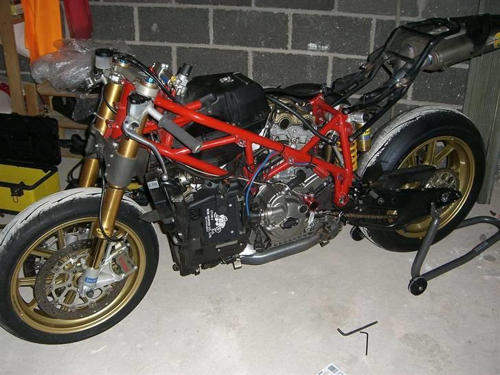 Ducati 999R - Så var det ellers bare i gang strippen den for alt der ikke skulle bruges igen billede 4