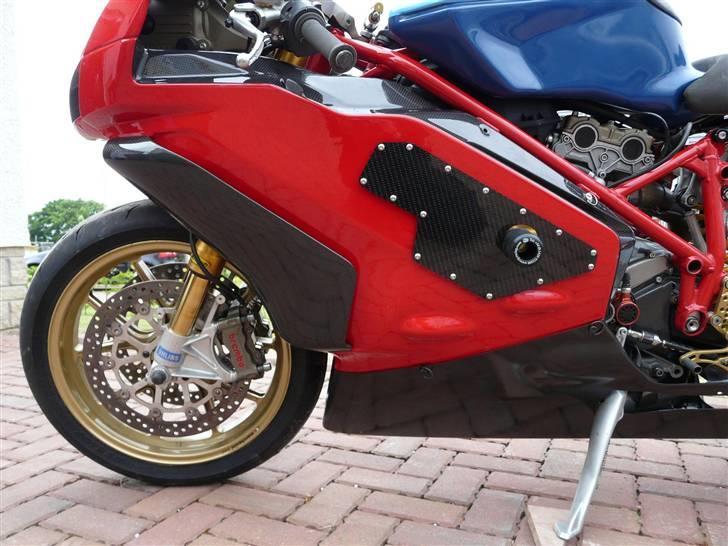 Ducati 999R - Så fat på et par stykker carbon og en drimmel bore maskine billede 7