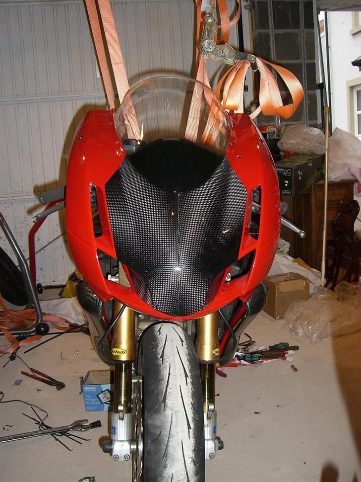 Ducati 999R - Ingen huller til lys, det må der laves. Så en carbon front måtte lade livet, for at få rette indsatser til lys billede 9