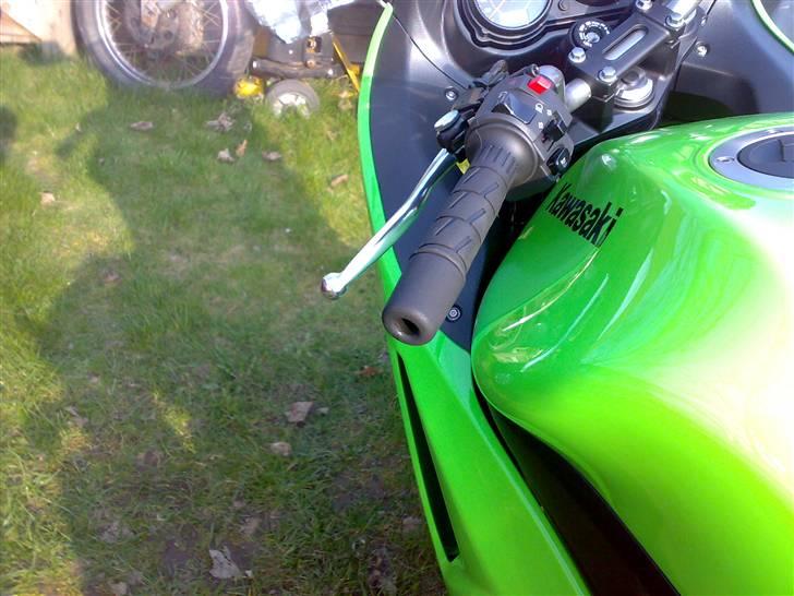 Kawasaki ER-6F - Endestykkerne er blevet malet matsorte istedet for blanksorte billede 17