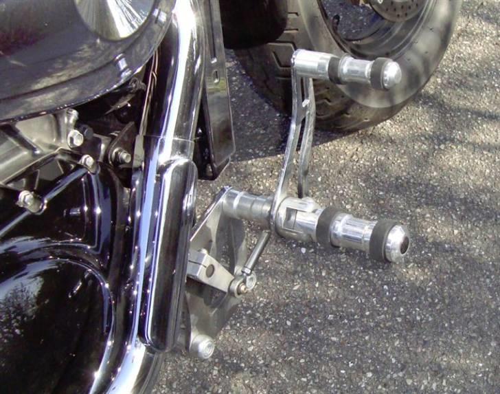 Suzuki M 800 - De originale fodhvilere er udskiftet med dette fremflyttersæt fra Mapam = mere komfort billede 7