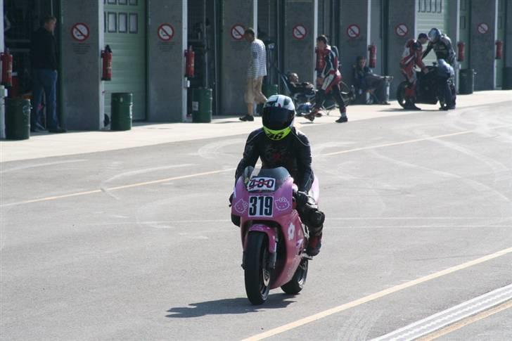 Suzuki RGV 250M - Cool down gennem pitlane Brno 11. April 2009 billede 20