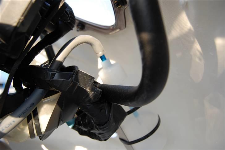 Suzuki GSX-R 750 K7 FORÆRET VÆK! - andet reservoir til kølervæske, redder køleren ved styrt (heldig at vi fik det lavet inden) billede 11