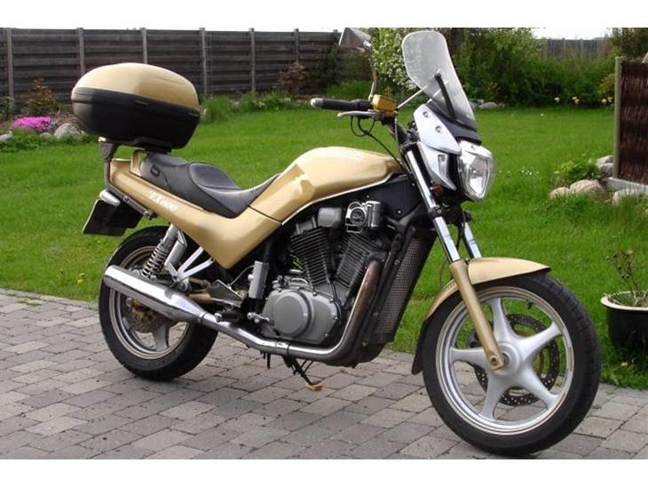 Suzuki vx 800 ( SOLGT ) - Den tro følgesvend og bundsolide stk. isenkram er forfremmet til sommercykel. Forrygende buldrende hjemtur fra arbejde.! sådan var det også igår og i forgårs.. og i.... (osv.. osv.. ;-)) billede 1