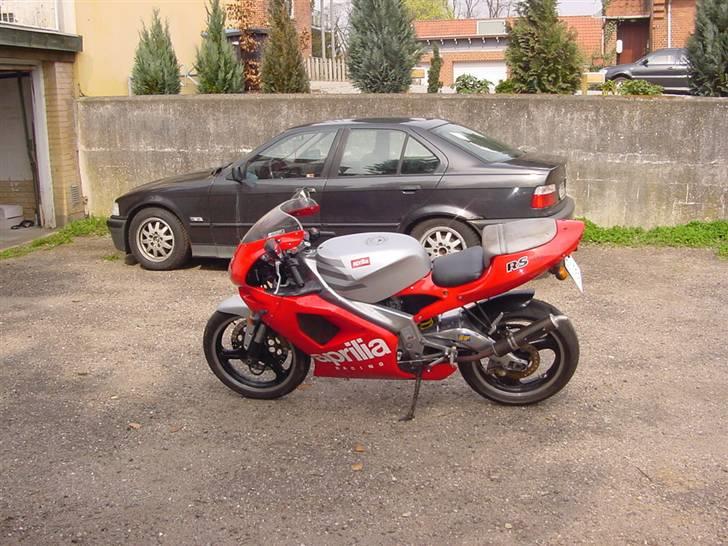 Aprilia RS 125 Extrema (SOLGT) - Et billede da jeg lige havde vasket den hos Camo :) - BMW´en i baggrunden er min fars, som jeg kører i :) billede 16