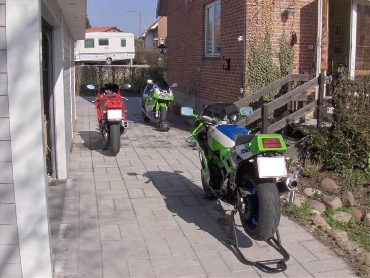 Kawasaki zxr 750 H1 Solgt - Den gamles Vfr 750 i baggrunden, og en kammerats zxr billede 5