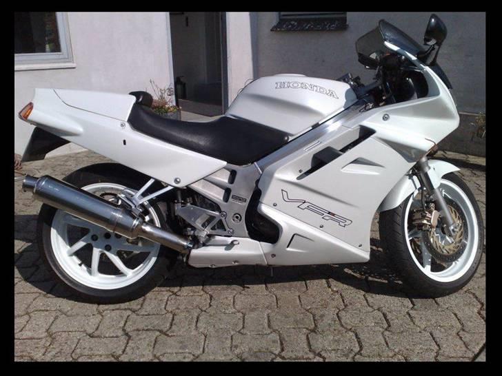 Honda VFR 750F [SOLGT] - En sædeskal blev der monteret og "hornene" gemt af vejen billede 7