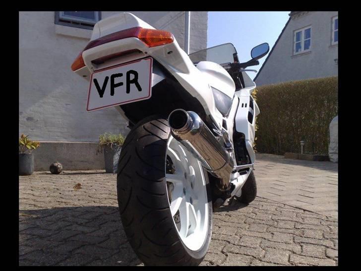 Honda VFR 750F [SOLGT] - Et Bridgestone Battlax BT021 180/55-17 dæk blev det så til og bagskærmen kortet op billede 8