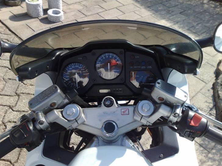 Honda VFR 750F [SOLGT] - I urene er der sat blå dioder (samt i forlygten) hvilket jo kun ses i mørke... billede 10