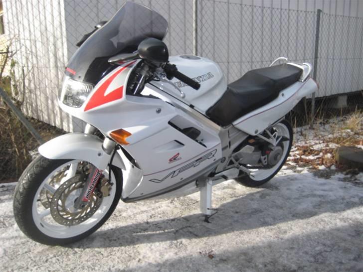 Honda VFR 750F [SOLGT] - Sådan så cyklen ud, inden jeg pillede "trucker-udseendet" samt stafferinger og diverse klistermærker af den... billede 13