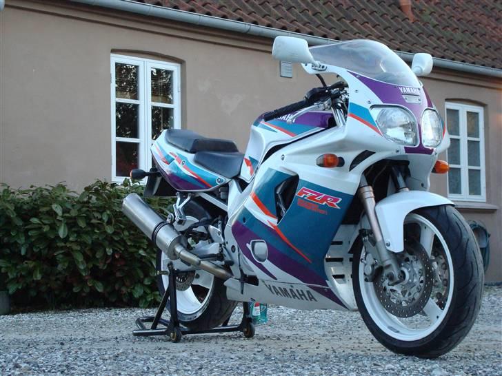 Yamaha FZR600R 4JH (solgt) - 2010 - hvide fælge. Løfter cyklen gevaldigt. billede 2