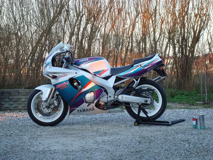 Yamaha FZR600R 4JH (solgt) - Purple rain mofo billede 3