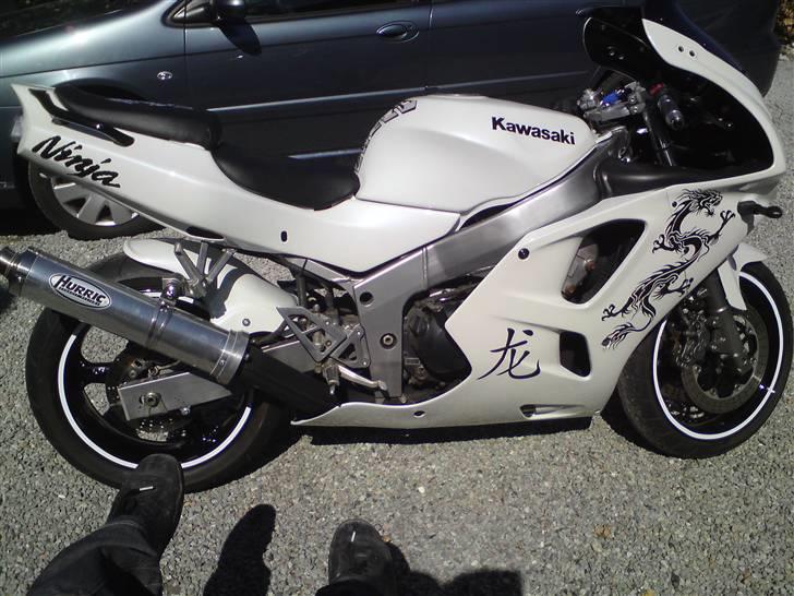 Kawasaki ZX6R  (SOLGT) - Så blev hun færdig!!:D Vil sige...mangler lige spejle her...og nummerpladeholder billede 2