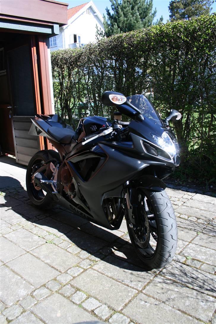 Suzuki gsxr 750 smadderet  - som den står nu uden mærkerne  billede 1