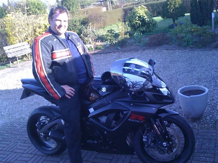 Suzuki gsxr 750 smadderet  - der havde den lige rundet 25 km :)  billede 2
