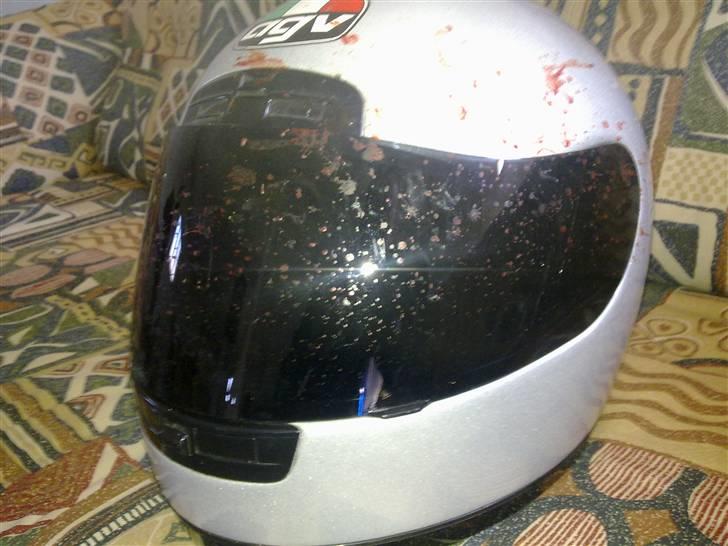 Yamaha SZR 660 SOLGT - Min hjelm efter en due tog forlygten med 90 km/t :oS billede 10