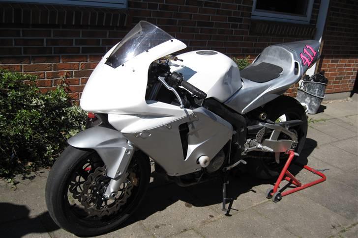 Honda CBR600RR - Så blev den trukket ud efter den er malet i "vores" farver m.m. billede 10