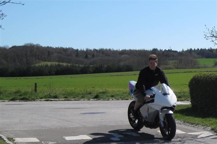 Honda CBR600RR - Kim tjekker lige om den er tæt efter olieskift billede 11