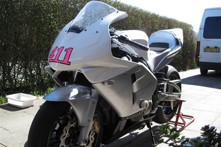 Honda CBR600RR - Ja sådan kom den altså til at se ud... hvid/sølv/sort billede 14