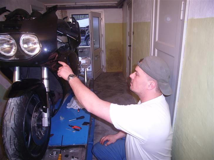 Suzuki gsxr 750w solgt - Starten med det STORE arbejde at "fitte" stafferinger billede 4