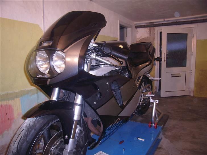 Suzuki gsxr 750w solgt - Gixxeren begynder at ligne noget der er ok igen billede 6