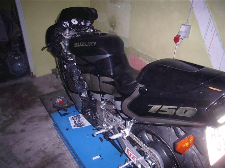 Suzuki gsxr 750w solgt - Her er den så klar til at komme til maleren igen for at få de sidste lag klarlak billede 7